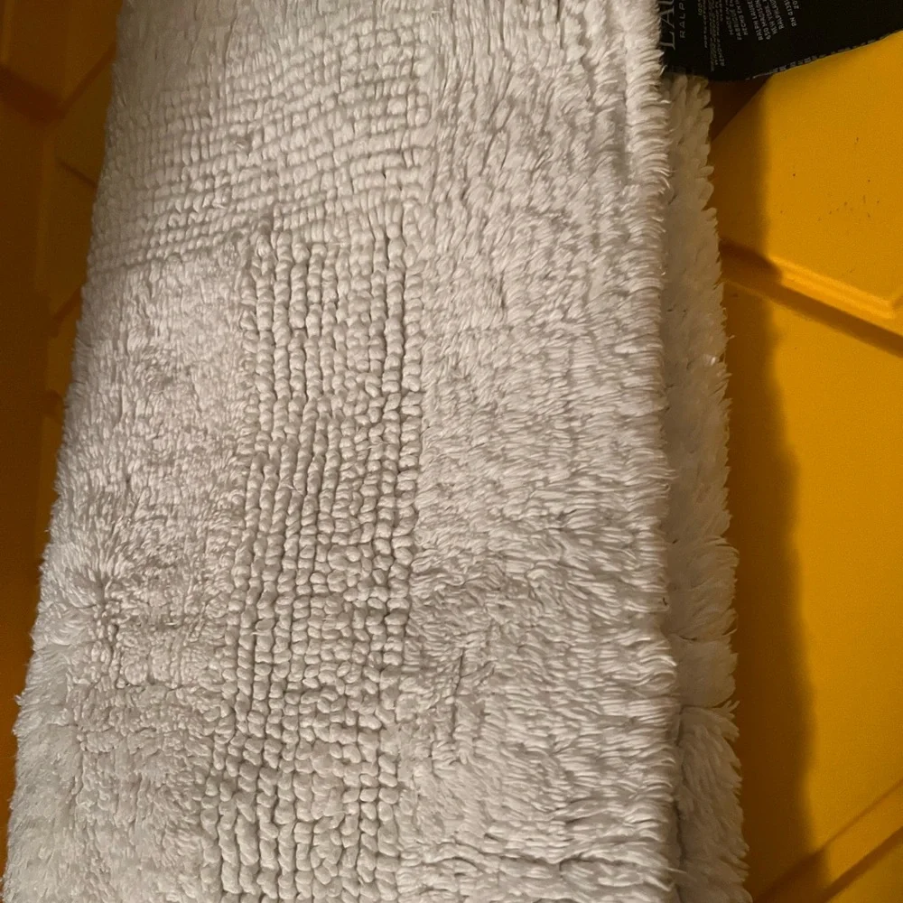 Ralph Lauren White Textured bath Rug/ Firm Price